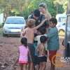 Fotos de Policiais militares do pelotão de choque entregam brinquedos para crianças em Sarandi