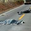 Fotos de Motociclista bate em placa de sinalização e é intubado em Maringá