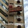 Fotos de Trabalhadores ficam pendurados em prédio no centro de Maringá