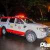 Fotos de Três jovens ficam feridos após carro invadir rotatória e bater em pergolado de madeira em Maringá