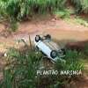 Fotos de Veículo sem motorista atravessa fundo de vale e vai parar dentro de rio, em Sarandi