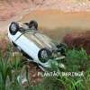 Fotos de Veículo sem motorista atravessa fundo de vale e vai parar dentro de rio, em Sarandi