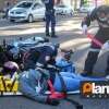 Fotos de Vídeo: câmera flagra momento em que moto bate em ônibus que invadiu a preferencial em Maringá