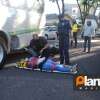 Fotos de Vídeo: câmera flagra momento em que moto bate em ônibus que invadiu a preferencial em Maringá