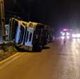 Fotos de Vídeo flagra carreta tombando em rotatória em Maringá