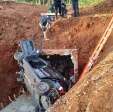 Fotos de Vigilantes de Maringá ficam feridos após carro cair em buraco