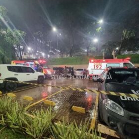 Fotos de Carro com três estudantes cai de estacionamento de faculdade em Maringá