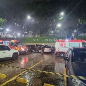 Fotos de Carro com três estudantes cai de estacionamento de faculdade em Maringá