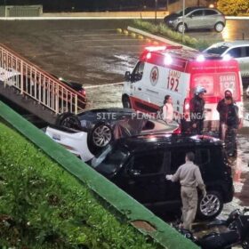 Fotos de Carro com três estudantes cai de estacionamento de faculdade em Maringá