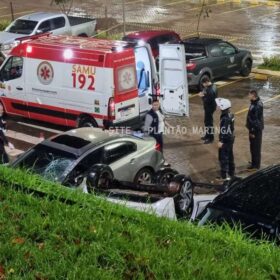 Fotos de Carro com três estudantes cai de estacionamento de faculdade em Maringá