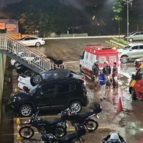 Fotos de Carro com três estudantes cai de estacionamento de faculdade em Maringá