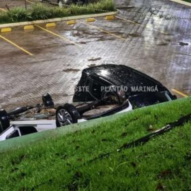 Fotos de Carro com três estudantes cai de estacionamento de faculdade em Maringá