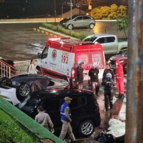 Fotos de Carro com três estudantes cai de estacionamento de faculdade em Maringá