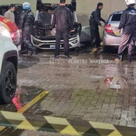 Fotos de Carro com três estudantes cai de estacionamento de faculdade em Maringá