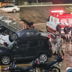 Fotos de Carro com três estudantes cai de estacionamento de faculdade em Maringá