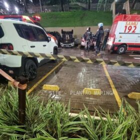 Fotos de Carro com três estudantes cai de estacionamento de faculdade em Maringá