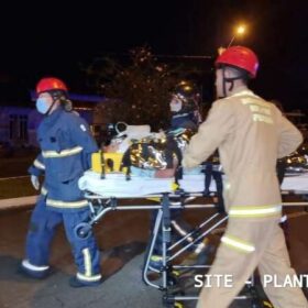 Fotos de Motorista capota carro após bater em poste de avenida em Maringá