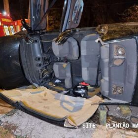 Fotos de Motorista capota carro após bater em poste de avenida em Maringá