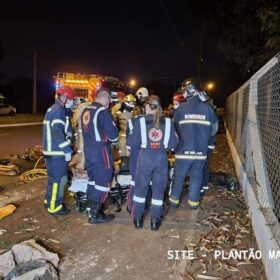 Fotos de Motorista capota carro após bater em poste de avenida em Maringá