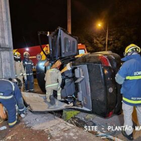 Fotos de Motorista capota carro após bater em poste de avenida em Maringá