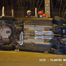 Fotos de Motorista capota carro após bater em poste de avenida em Maringá