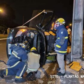 Fotos de Motorista capota carro após bater em poste de avenida em Maringá