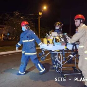 Fotos de Motorista capota carro após bater em poste de avenida em Maringá