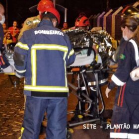 Fotos de Motorista capota carro após bater em poste de avenida em Maringá