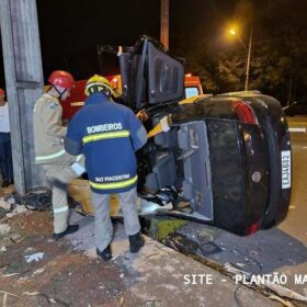 Fotos de Motorista capota carro após bater em poste de avenida em Maringá