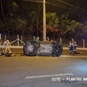 Fotos de Motorista capota carro após bater em poste de avenida em Maringá