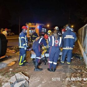 Fotos de Motorista capota carro após bater em poste de avenida em Maringá