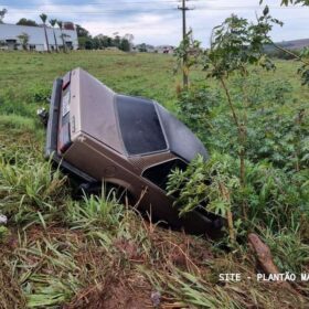 Fotos de Motorista fica ferido após perder controle de carro e sair da pista em Maringá