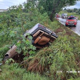 Fotos de Motorista fica ferido após perder controle de carro e sair da pista em Maringá