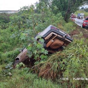 Fotos de Motorista fica ferido após perder controle de carro e sair da pista em Maringá