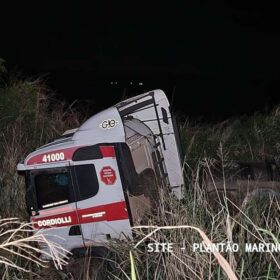 Fotos de Motorista morre após bater carro de frente com carreta na Região de Maringá