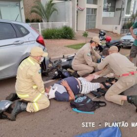 Fotos de Pai e filho ficam feridos após moto bater na traseira de carro estacionado em Maringá