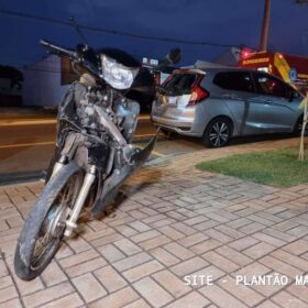 Fotos de Pai e filho ficam feridos após moto bater na traseira de carro estacionado em Maringá