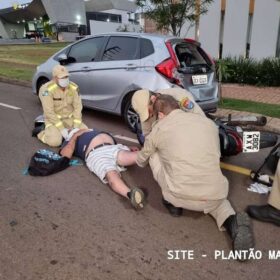 Fotos de Pai e filho ficam feridos após moto bater na traseira de carro estacionado em Maringá