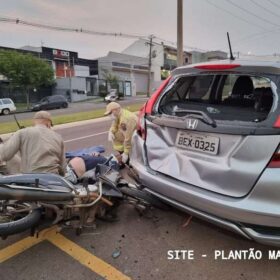 Fotos de Pai e filho ficam feridos após moto bater na traseira de carro estacionado em Maringá