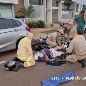 Fotos de Pai e filho ficam feridos após moto bater na traseira de carro estacionado em Maringá