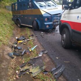 Fotos de Policial rodoviário sofre ferimentos graves ao bater viatura contra carro forte na região