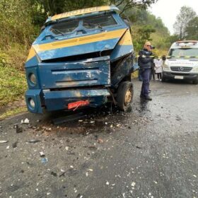 Fotos de Policial rodoviário sofre ferimentos graves ao bater viatura contra carro forte na região