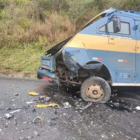 Fotos de Policial rodoviário sofre ferimentos graves ao bater viatura contra carro forte na região