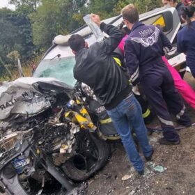 Fotos de Policial rodoviário sofre ferimentos graves ao bater viatura contra carro forte na região