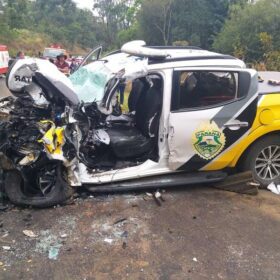 Fotos de Policial rodoviário sofre ferimentos graves ao bater viatura contra carro forte na região