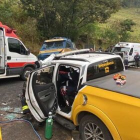 Fotos de Policial rodoviário sofre ferimentos graves ao bater viatura contra carro forte na região