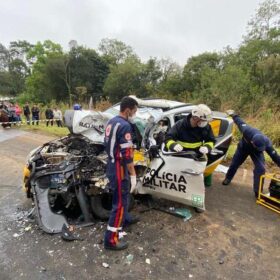 Fotos de Policial rodoviário sofre ferimentos graves ao bater viatura contra carro forte na região