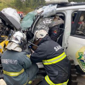 Fotos de Policial rodoviário sofre ferimentos graves ao bater viatura contra carro forte na região