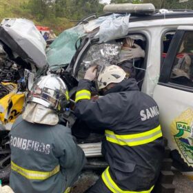 Fotos de Policial rodoviário sofre ferimentos graves ao bater viatura contra carro forte na região