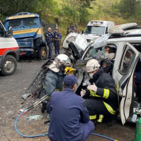 Fotos de Policial rodoviário sofre ferimentos graves ao bater viatura contra carro forte na região